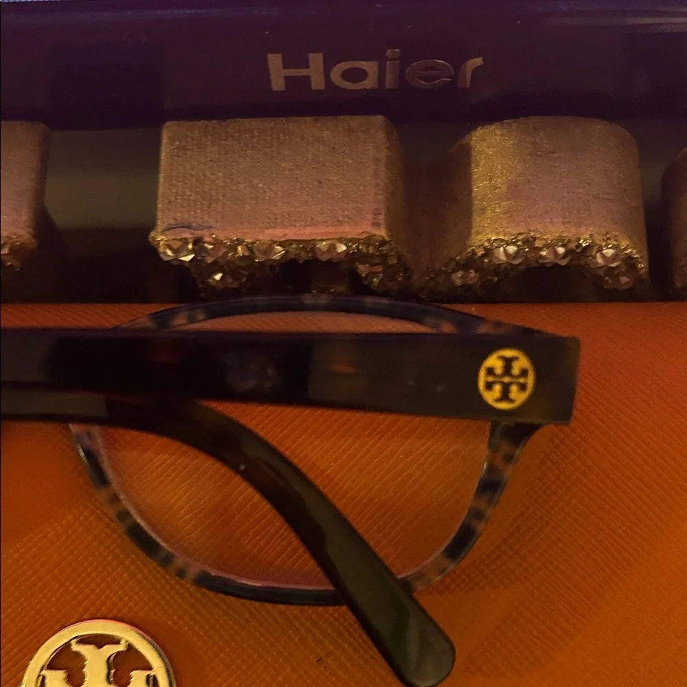 Tory Burch Orange Leather Sunglasses Case with Tortoiseshell Frames - Picture 2 of 10